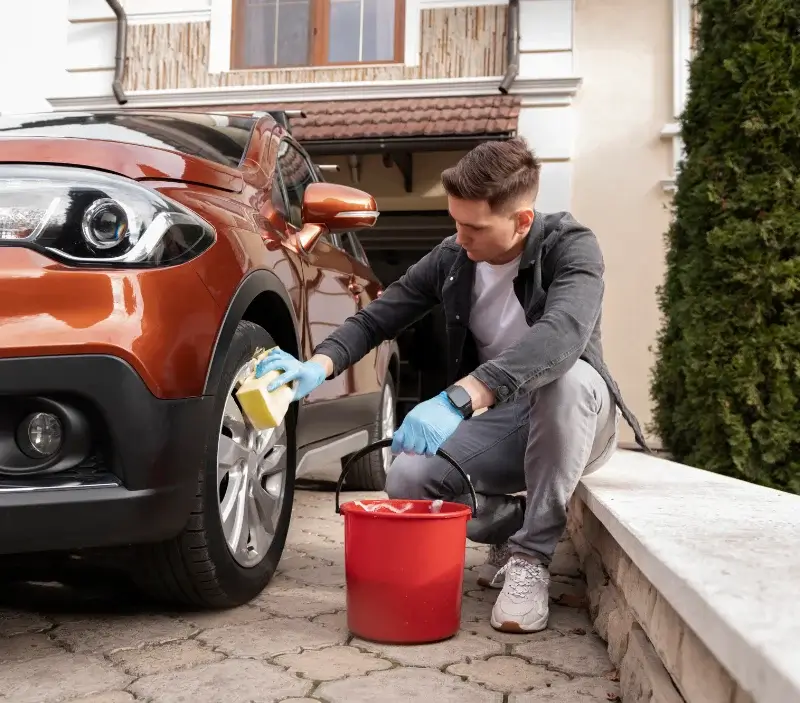 Lavage auto à domicile Lespéron : professionnel intervenant sur un véhicule